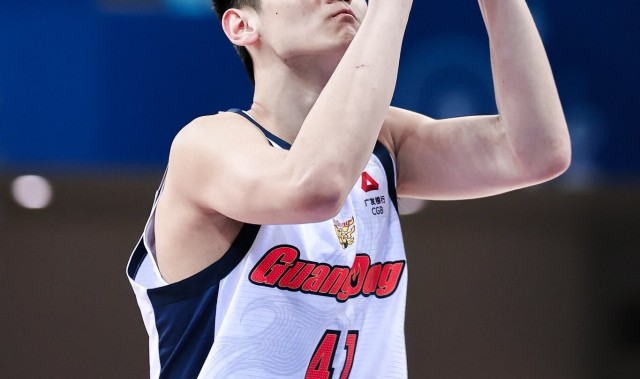 bob半岛体育官方网站-媒体人：王洪泽用稚嫩肩膀扛起广东脆弱内线 他值得更多时间&amp;机会